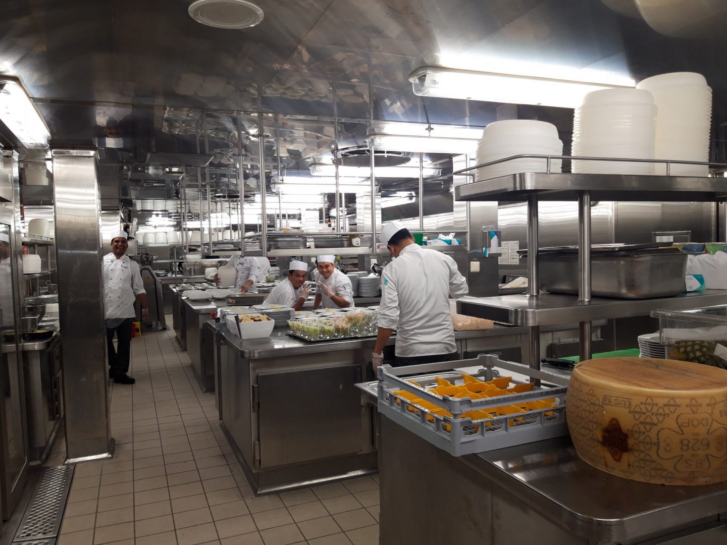 Gut gelaunte Köche in der Küche der Mein Schiff 6 Besichtigung Foodblog Sternestulle