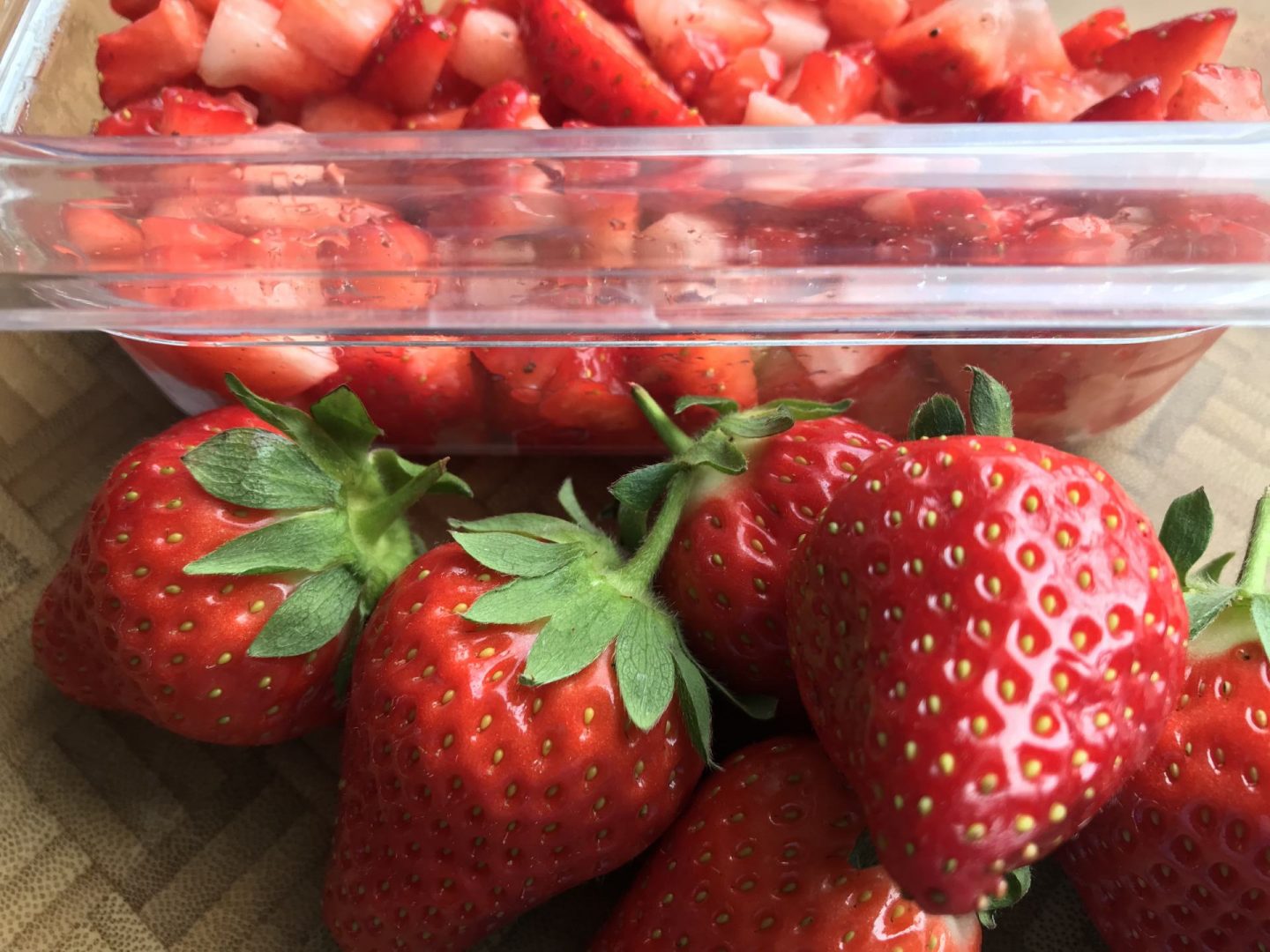 Rezept Rezeptidee Karamellisiertes Rahmeis mit Erdbeeren Fährhaus Neßmersiel Foodblog Sternestulle