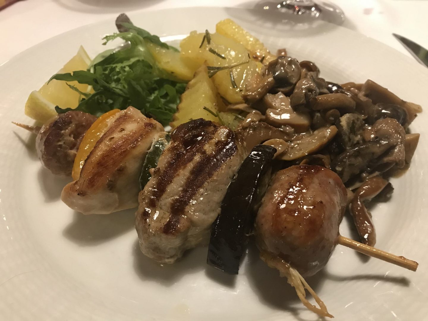Erfahrung Bewertung Kritik Hotel Kristiania Wolkenstein Fleischspieß mit Pilzen und gebratenen Kartoffeln Foodblog Sternestulle