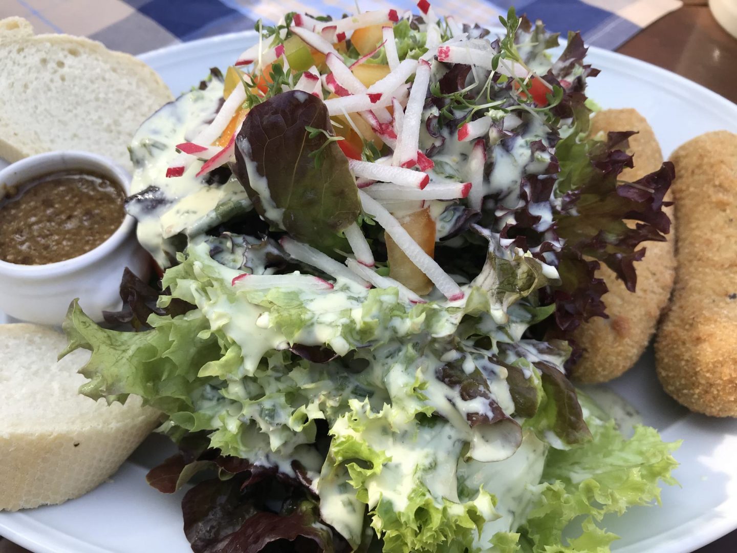 Erfahrung Bewertung Kritik Wirtshaus am See Kahl Salat mit gebackenem Weißwürsten Foodblog Sternestulle