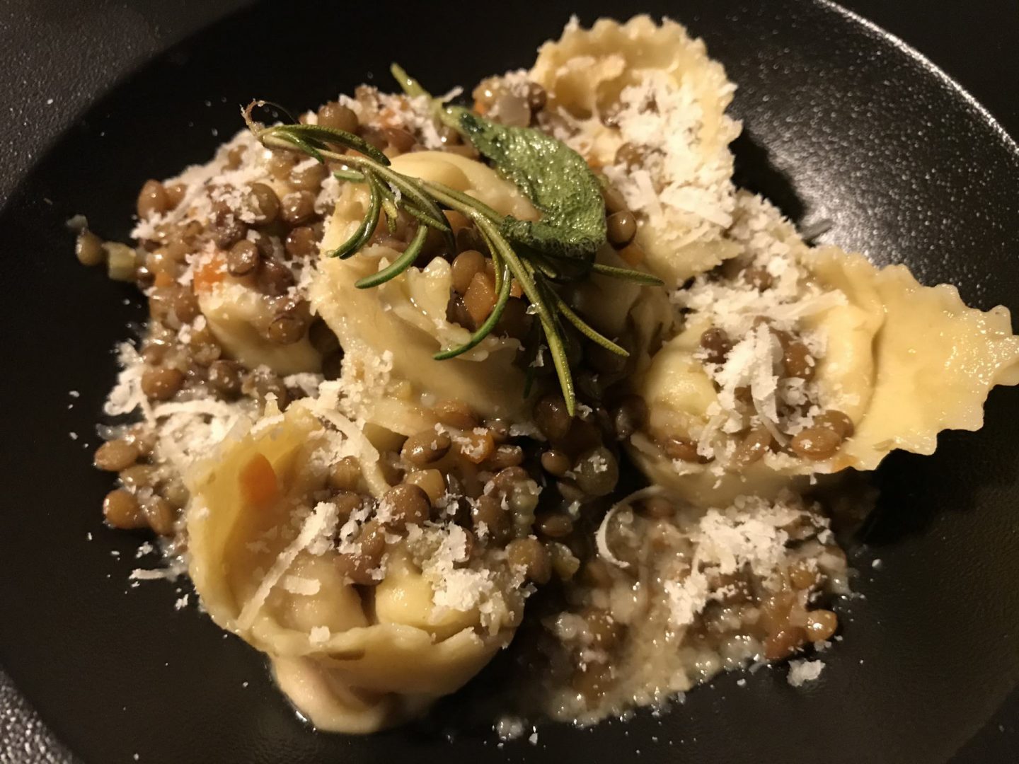 Rezept Rezeptidee Cotechino Cappellacci con Lenticchie Gennaro Contaldo Kitchen Impossible Foodblog Sternestulle