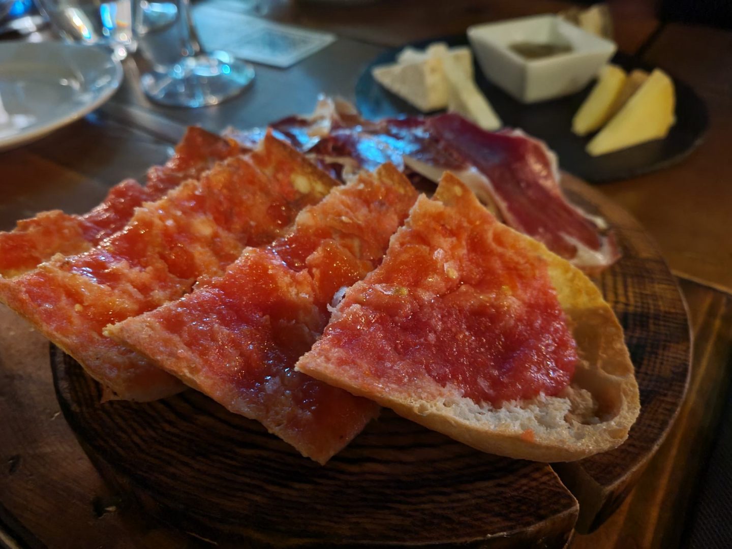 Erfahrung Bewertung Kritik Tapas-Bar Sensi Barcelona Kristallbrot Tomate Schinken Foodblog Sternestulle