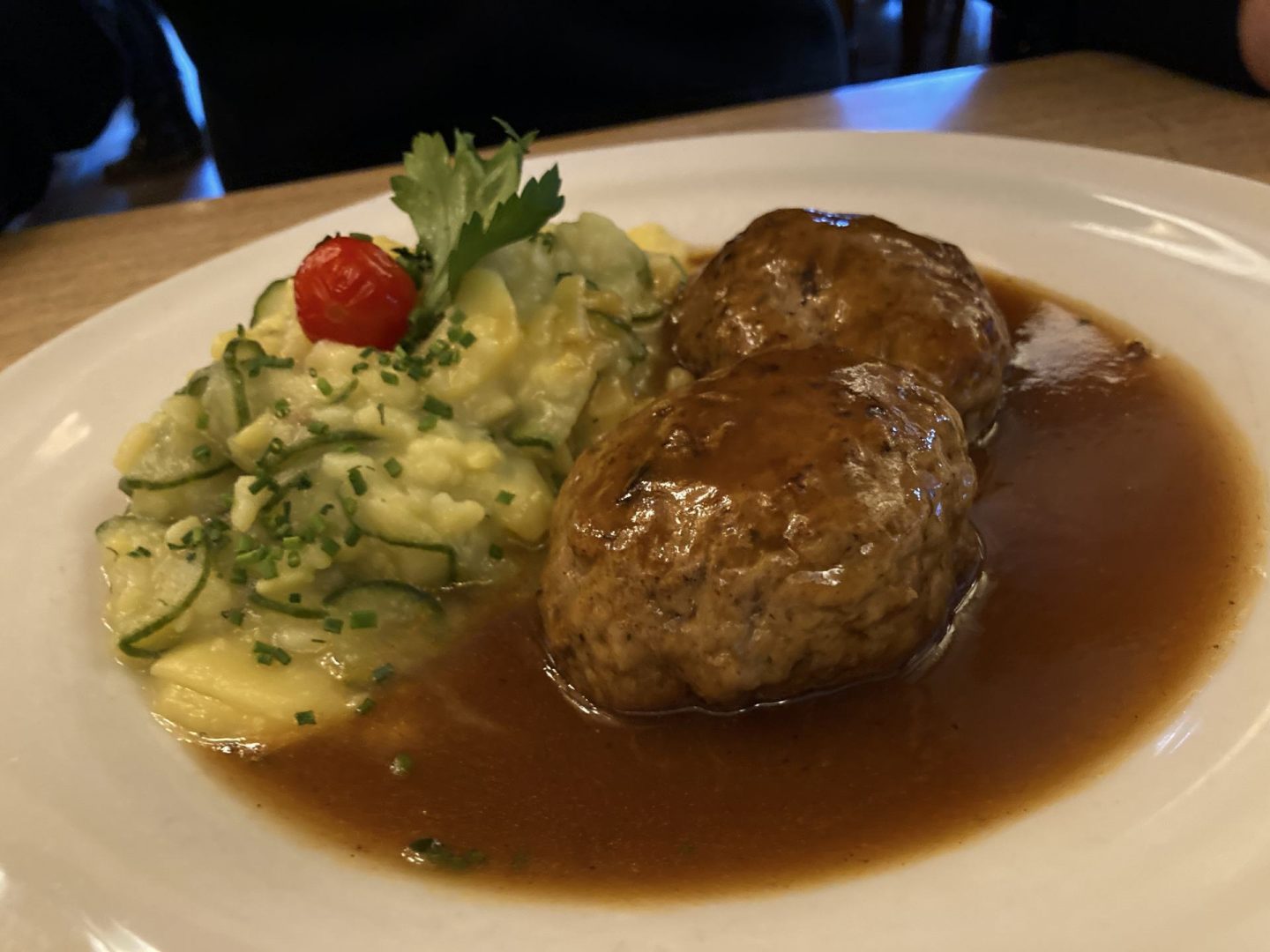 Erfahrung Bewertung Kritik Gasthaus zur Schranne Garmisch-Partenkirchen Kalbfleischpflanzerl mit Kartoffel-Gurken-Salat Foodblog Sternestulle