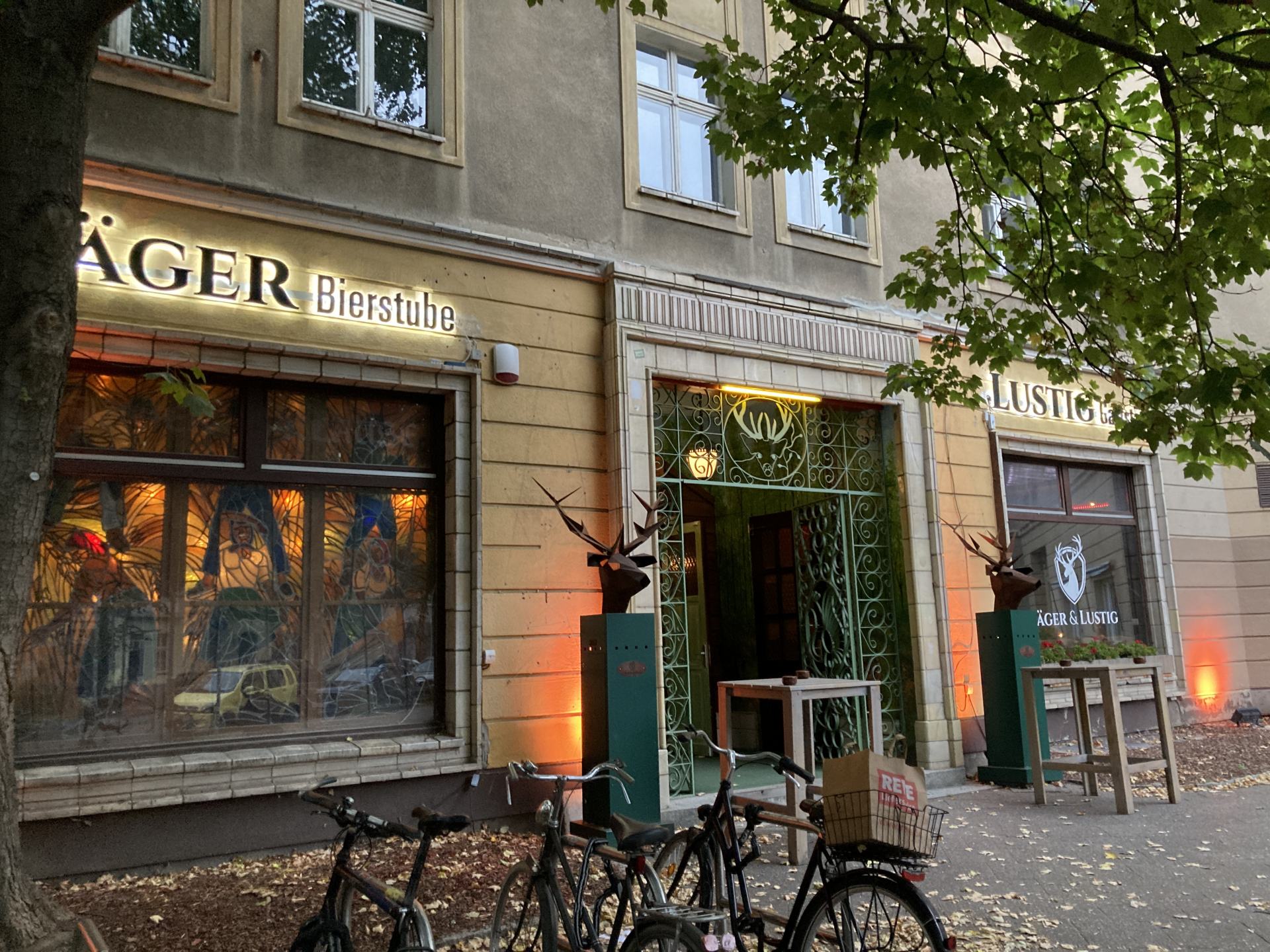 bilder von jäger und lustig