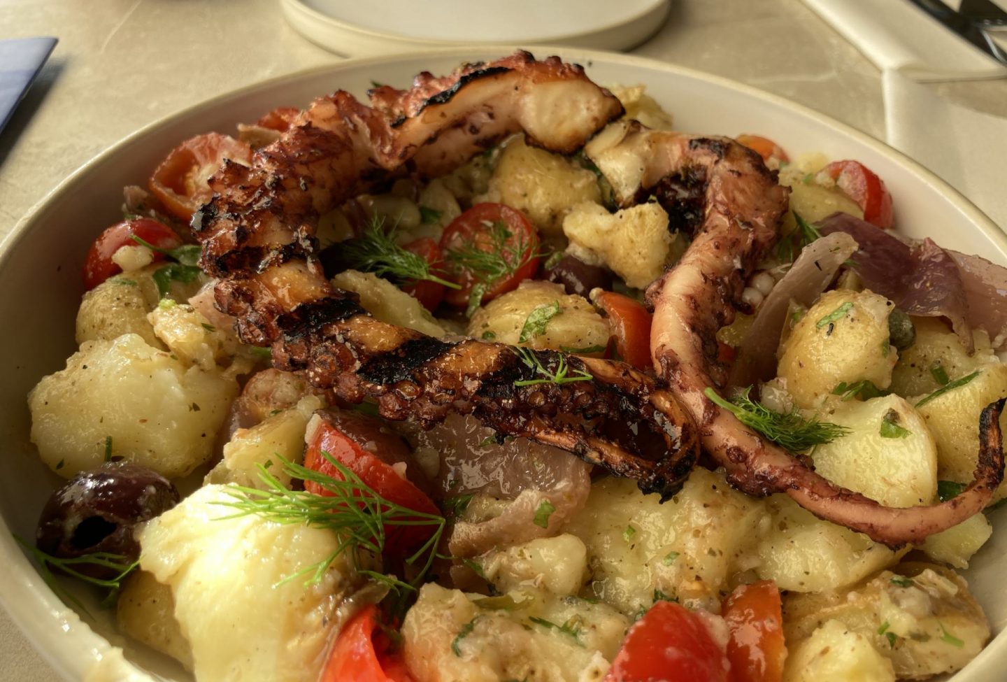 Erfahrung Bewertung Kritik Jamie Oliver Kitchen Limassol Zypern Kartoffelsalat Tomaten gegrillter Oktopus Limette Foodblog Sternestulle
