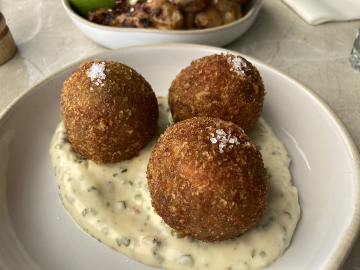 Erfahrung Bewertung Kritik Jamie Oliver Kitchen Limassol Zypern knusprige Fleischkrokette mit Chimichurri Majonäse Foodblog Sternestulle