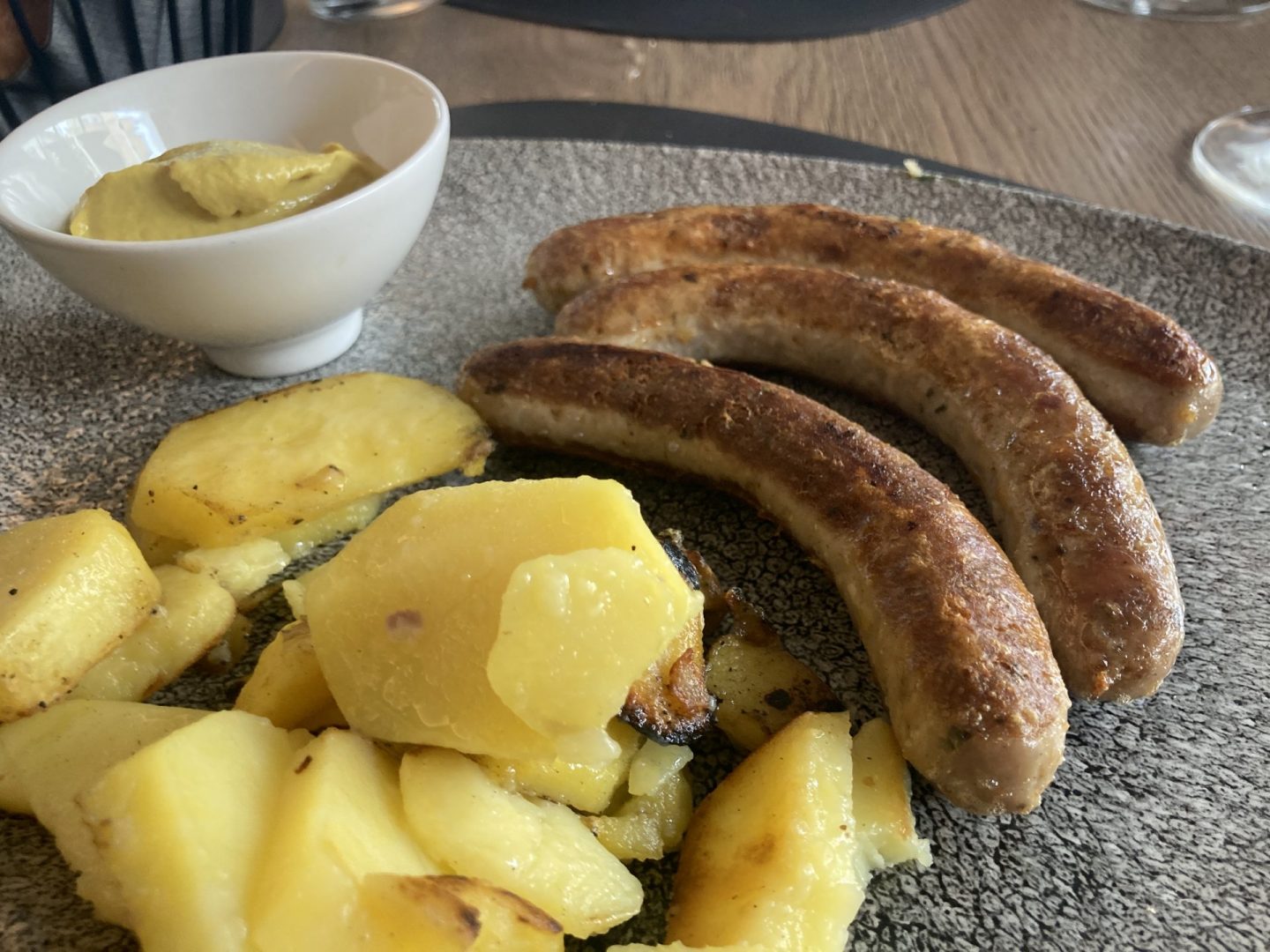 Erfahrung Bewertung Kritik Restaurant K.BERNARDI Bruneck Kalbsbratwurst Foodblog Sternestulle