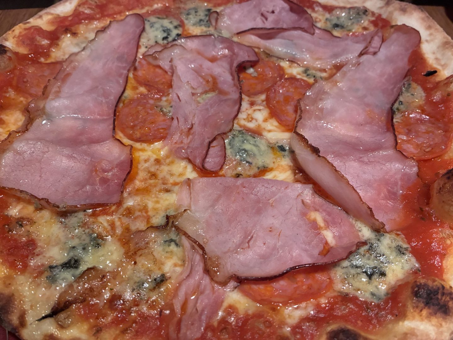 Erfahrung Bewertung Kritik Pizzeria Messner Alpbach Pizza Salami Schinken Gorgonzola Foodblog Sternestulle