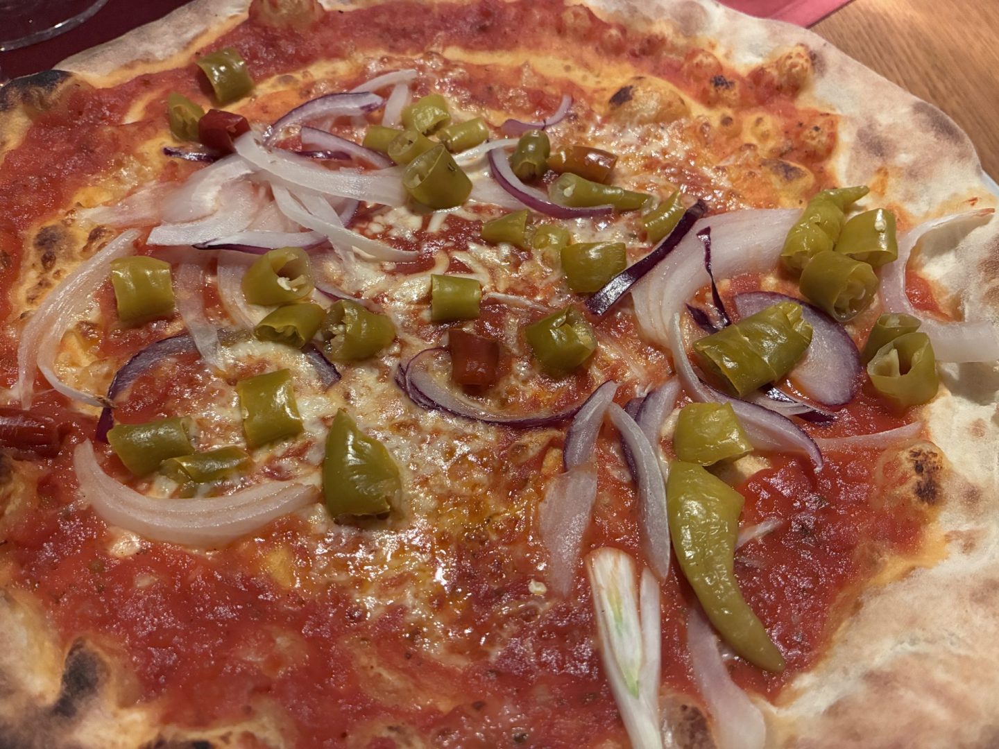 Erfahrung Bewertung Kritik Pizzeria Messner Alpbach Pizza Margharita Zwieblen Pfefferoni Foodblog Sternestulle